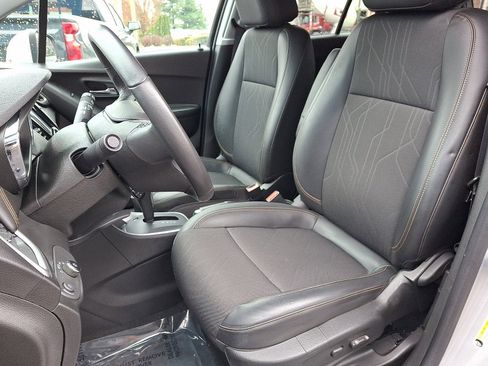 Used 2022 Chevrolet Trax LT w/ LT Convenience Package image 13