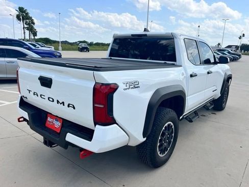 Used 2025 Toyota Tacoma TRD Off-Road AWD/4WD image 4