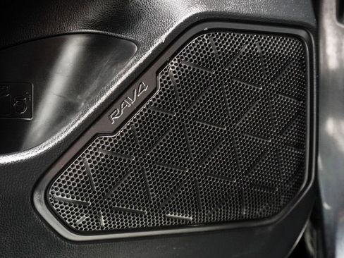 Used 2020 Toyota RAV4 LE image 8