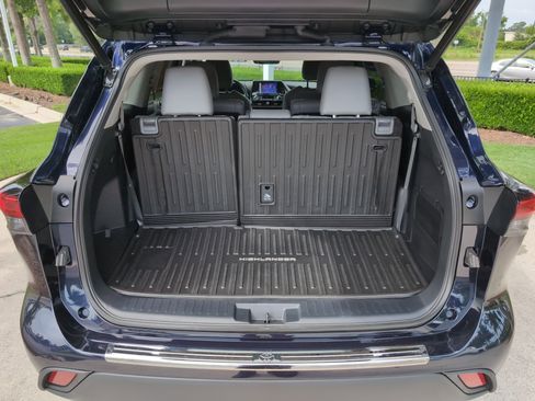 Used 2023 Toyota Highlander XLE FWD image 33