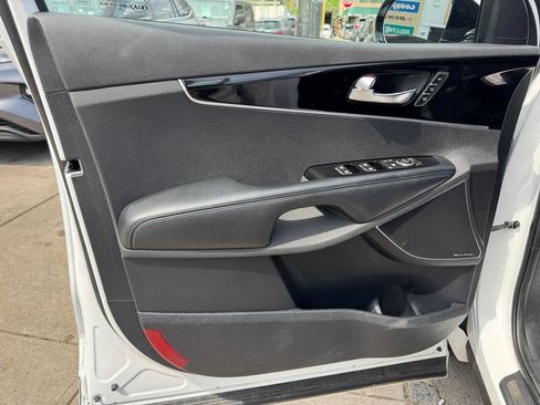 Used 2019 Kia Sorento SX image 32