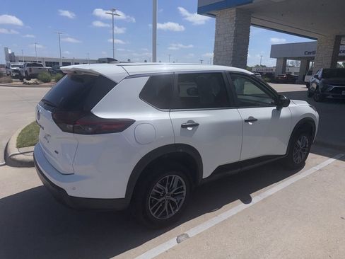 Used 2024 Nissan Rogue S image 3