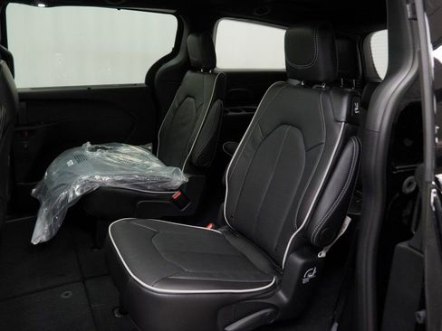 New 2026 Chrysler Pacifica Limited w/ S Appearance Package image 17