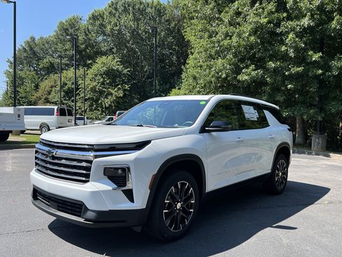 New 2026 Chevrolet Traverse LT w/ Sun and Wheel Package FWD image 5