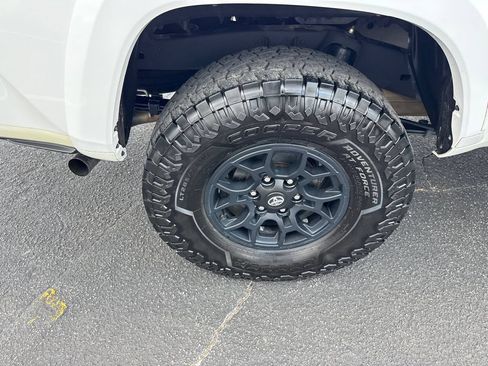 Used 2021 Toyota Tacoma SR5 AWD/4WD image 18