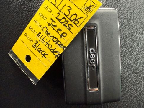 Used 2025 Jeep Grand Cherokee Altitude AWD/4WD image 17