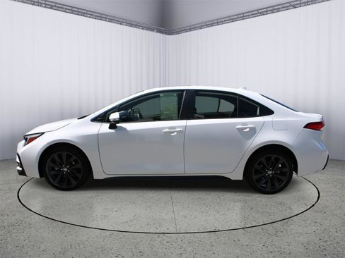 Used 2023 Toyota Corolla SE w/ SE Premium Package FWD image 5