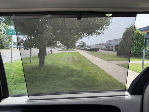 Used 2015 Chrysler Town & Country Touring-L w/ Driver Convenience Group FWD image 18