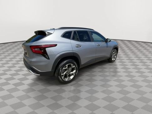 Used 2025 Chevrolet Trax LT FWD image 8