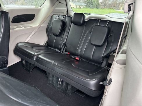 Used 2023 Chrysler Pacifica Touring-L FWD image 19