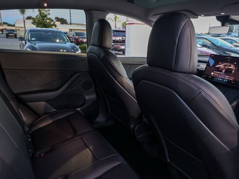 Used 2022 Tesla Model Y Long Range image 17