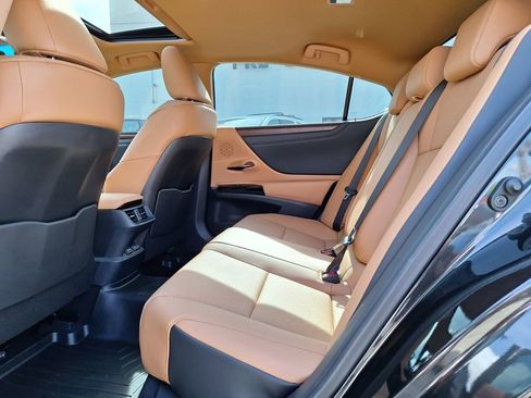 Used 2025 Lexus ES 350 w/ Premium Package image 10