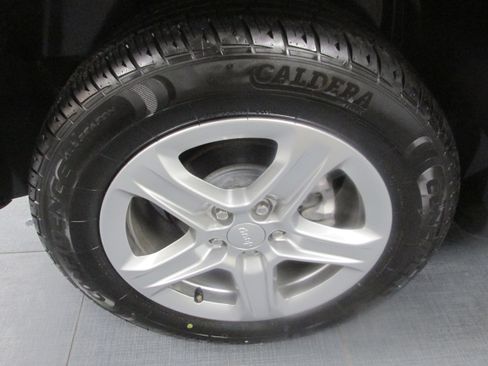 Used 2024 Jeep Compass Latitude image 16