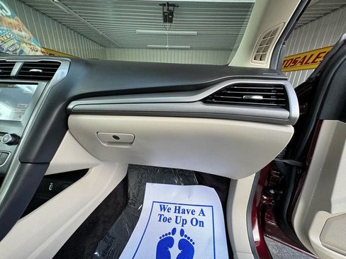 Used 2017 Ford Fusion SE w/ Fusion SE Technology Package image 40