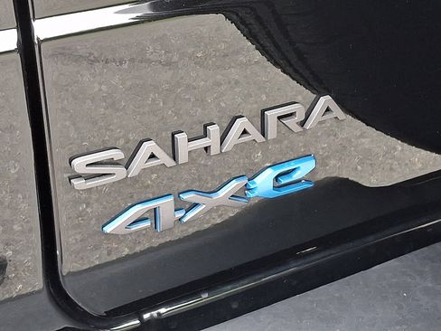 Used 2025 Jeep Wrangler Unlimited Sahara AWD/4WD image 30