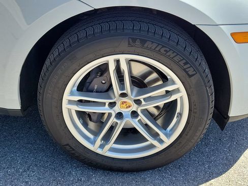Certified 2025 Porsche Macan AWD/4WD image 13