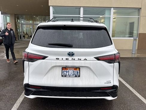 Used 2022 Toyota Sienna XSE w/ XSE Plus Package image 6