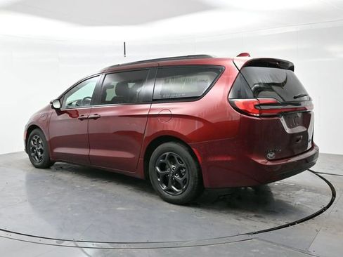 Used 2021 Chrysler Pacifica Limited w/ Uconnect Theater Family Group image 5