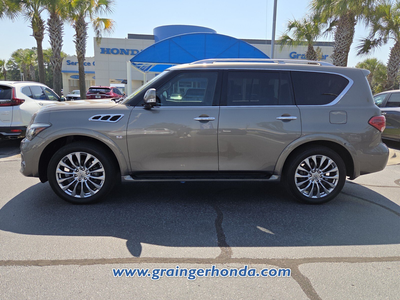 Used 2017 INFINITI QX80 2WD w/ Driver Assistance Package image 2