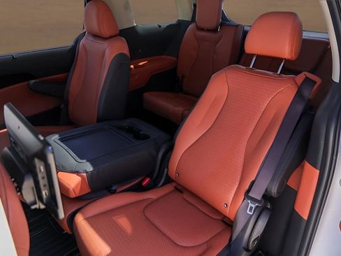 Used 2023 Kia Carnival SX Prestige image 28