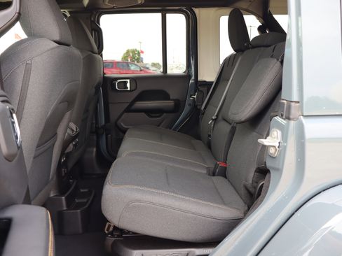 Used 2025 Jeep Wrangler Unlimited Sahara AWD/4WD image 10