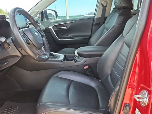 Used 2020 Toyota RAV4 Limited image 17