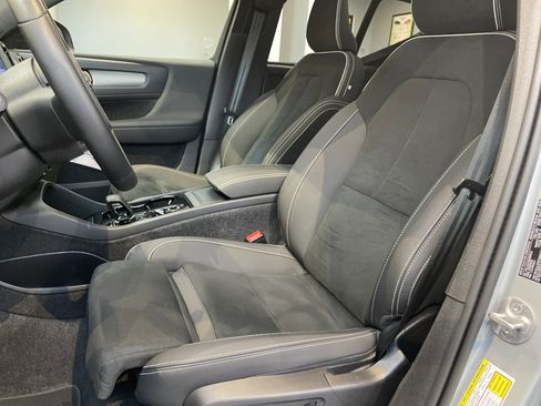 Used 2025 Volvo XC40 B5 Plus image 18