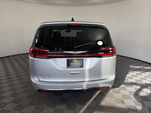 Used 2024 Chrysler Pacifica Touring-L image 10