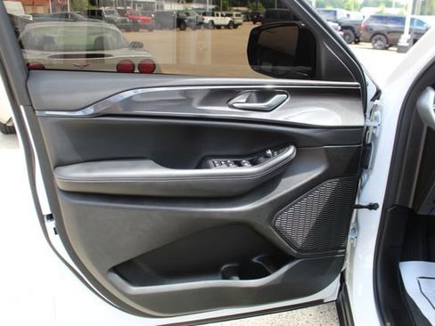 Used 2023 Jeep Grand Cherokee Altitude AWD/4WD image 8