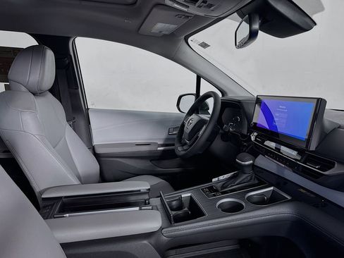 New 2026 Toyota Sienna XLE image 32