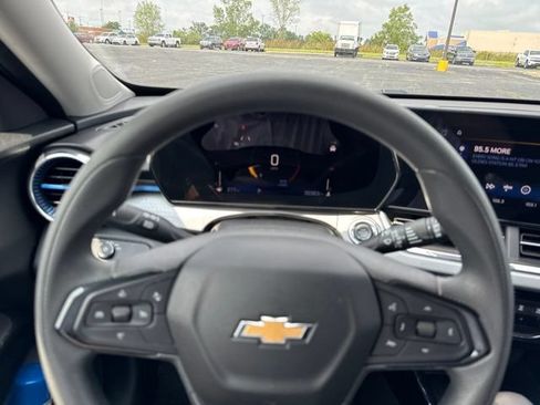 Used 2025 Chevrolet Trax LT FWD image 8