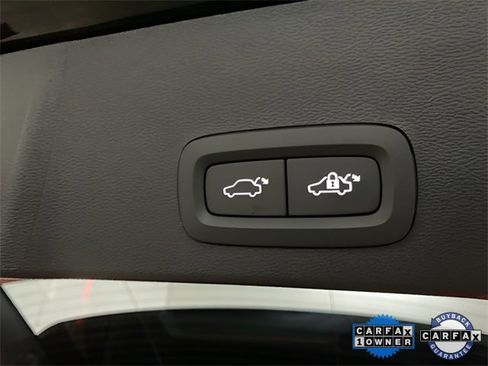 Used 2025 Volvo XC40 B5 Plus image 8