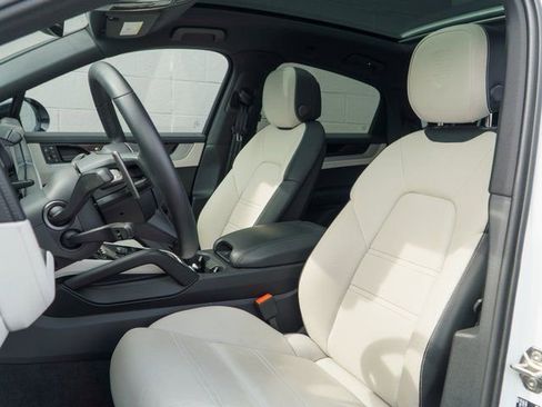 Certified 2025 Porsche Cayenne Coupe image 5