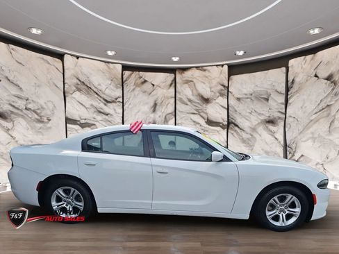 Used 2021 Dodge Charger SXT w/ Leather Interior Group RWD image 4