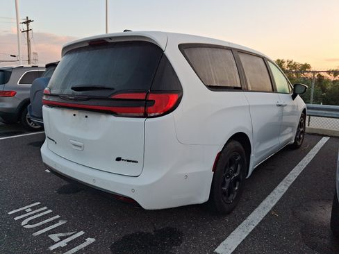 Used 2024 Chrysler Pacifica Limited FWD image 4