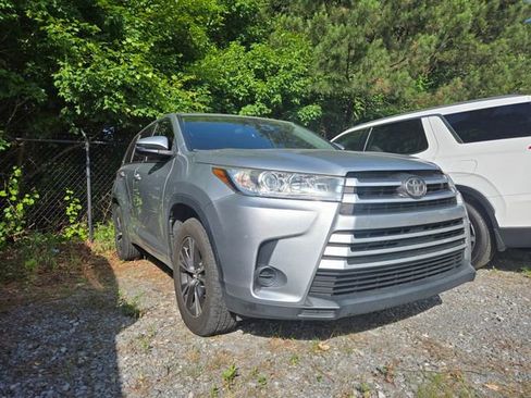 Used 2018 Toyota Highlander LE FWD image 3