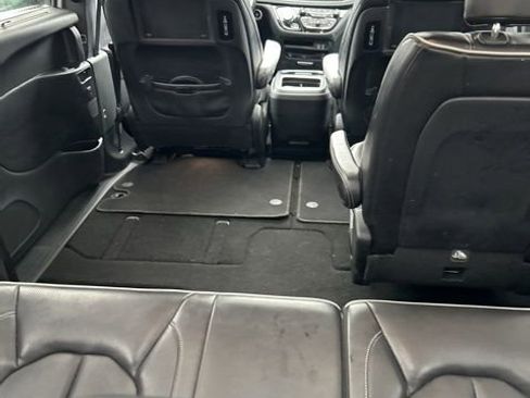 Used 2018 Chrysler Pacifica Limited image 14