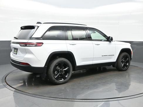 New 2025 Jeep Grand Cherokee Altitude AWD/4WD image 6
