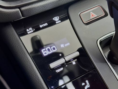 Certified 2025 Porsche Macan AWD/4WD image 18