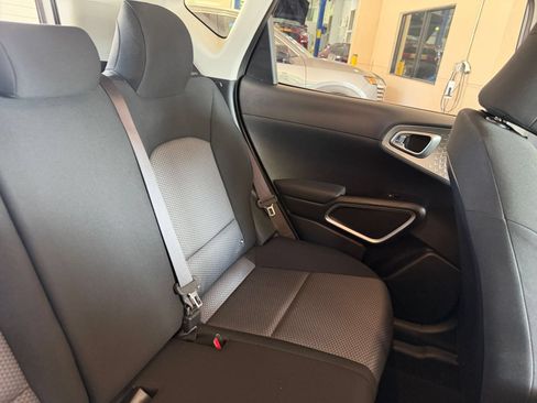 Used 2025 Kia Soul LX w/ LX Technology Package FWD image 32