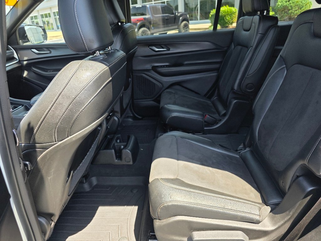 Used 2023 Jeep Grand Cherokee L Laredo AWD/4WD image 16