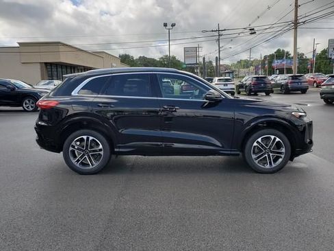 Used 2025 Audi Q5 Premium w/ Convenience Package AWD/4WD image 2