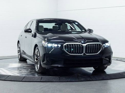 Certified 2025 BMW 530i xDrive 530i xDrive w/ Premium Package image 4