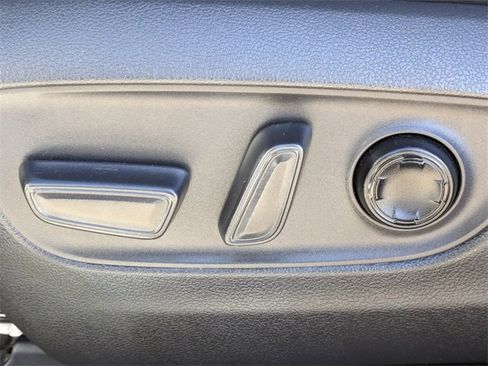 Used 2021 Toyota Venza Limited image 21