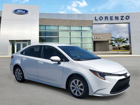 Used 2025 Toyota Corolla LE image 3