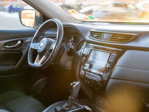 Used 2018 Nissan Rogue SV image 12