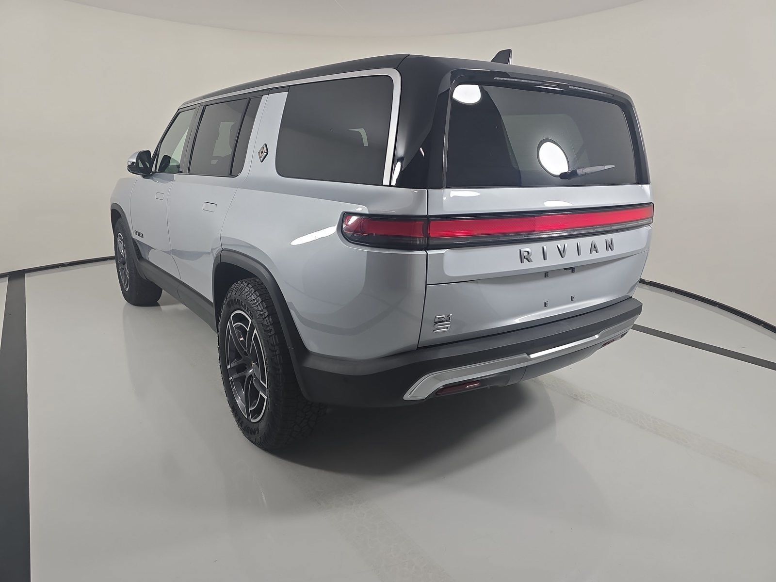 Used 2025 Rivian R1S Adventure Dual AWD/4WD image 3