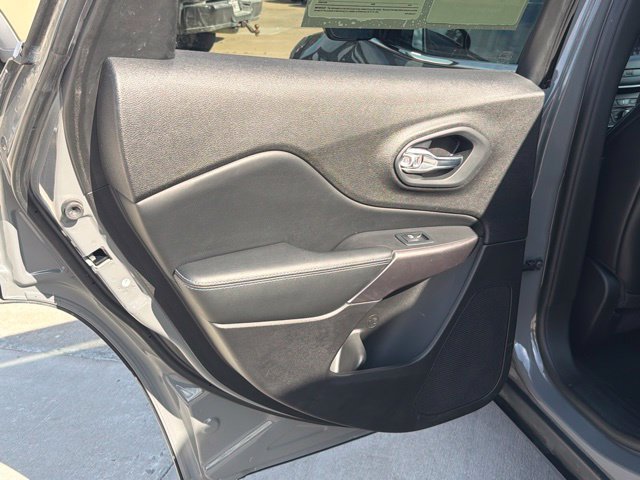 Used 2019 Jeep Cherokee Latitude Plus w/ Comfort/Convenience Group FWD image 14