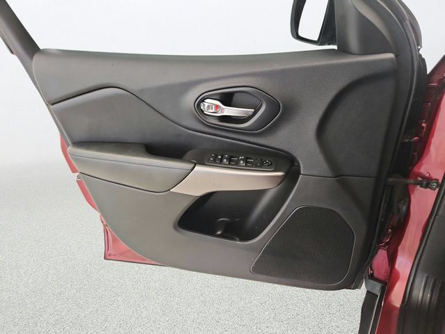 Used 2019 Jeep Cherokee Latitude w/ Popular Appearance Group FWD image 20