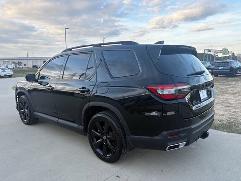 Certified 2025 Honda Pilot Black Edition image 3